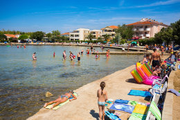 Privlaka - zátoka s písečným dnem v centru letoviska, Zadarská riviéra, Chorvatsko