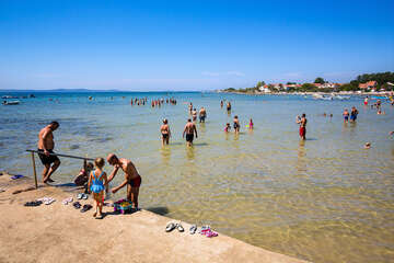 Privlaka - zátoka s písečným dnem v centru letoviska, Zadarská riviéra, Chorvatsko