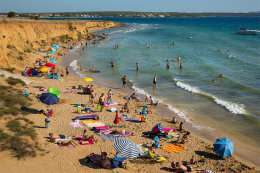 Privlaka - písečná pláž v jihovýchodní části letoviska, Zadarská riviéra, Chorvatsko