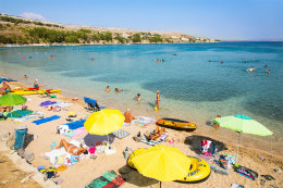 Vlašiči - písečná pláž v zátoce Modrá laguna, ostrov Pag, Chorvatsko