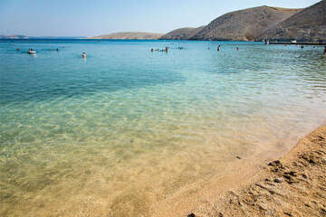 Vlašiči - písečná pláž v zátoce Modrá laguna, ostrov Pag, Chorvatsko