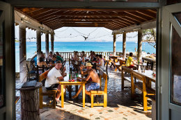 Vlašiči - restaurace u písečné pláže, ostrov Pag, Chorvatsko