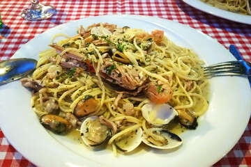 Mandre - špagety s plody moře v restauraci Lanterna, ostrov Pag, Chorvatsko