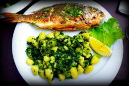 Mandre - grilovaná ryba v restauraci Lanterna, ostrov Pag, Chorvatsko