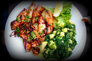 Mandre - "lignje na žaru" v restauraci Lanterna, ostrov Pag, Chorvatsko