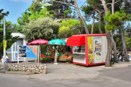 Mandre - rybárna a stánky s ovocem a zeleninou, ostrov Pag, Chorvatsko