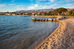 Novalja - písčitooblázková pláž u hotelu Liberty, ostrov Pag, Chorvatsko