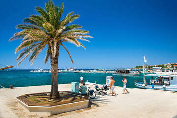 Novalja - městská promenáda v centru, ostrov Pag, Chorvatsko