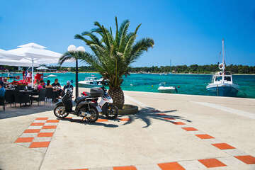 Novalja - kavárna na promenádě, ostrov Pag, Chorvatsko