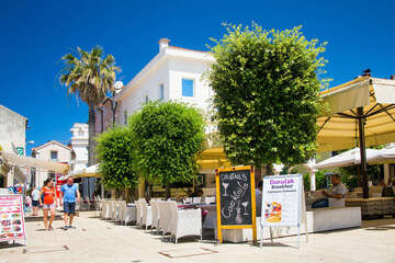 Novalja - centrum města, ostrov Pag, Chorvatsko