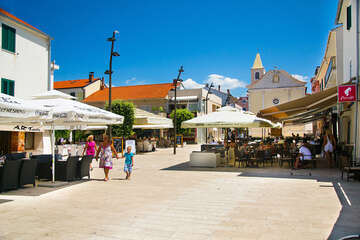 Novalja - centrum města, ostrov Pag, Chorvatsko