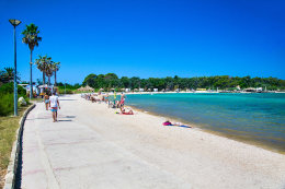 Novalja - písčitooblázková pláž ve městě u hotelu, ostrov Pag, Chorvatsko