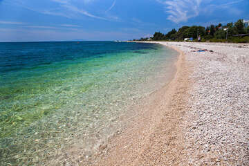 Novalja - pláž ve městě, ostrov Pag, Chorvatsko