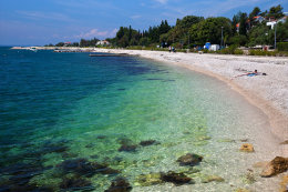 Novalja - pláž ve městě, ostrov Pag, Chorvatsko