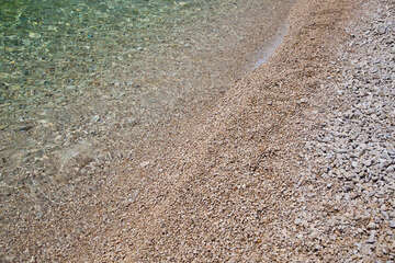 Novalja - pláž ve městě, ostrov Pag, Chorvatsko