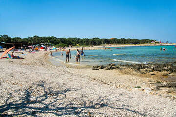 Novalja - pláž Babe, ostrov Pag, Chorvatsko