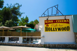 Novalja - letní kino Hollywood, ostrov Pag, Chorvatsko