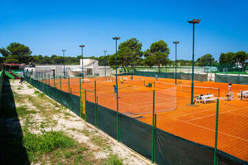 Novalja - tenisové kurty, ostrov Pag, Chorvatsko