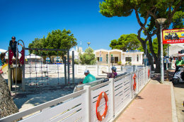 Novalja - dětské hřiště v centru, ostrov Pag, Chorvatsko