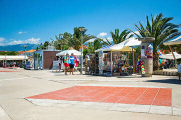 Stánky se suvenýry na promenádě poblíž hotelu Liburnija, Novalja, ostrov Pag, Chorvatsko