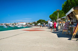 Promenáda se stánky se suvenýry, Novalja, ostrov Pag, Chorvatsko