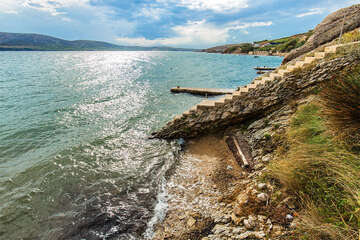 Dražica - koupání pod domy v letovisku, ostrov Pag, Chorvatsko