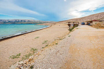 Dražica - pláž Plat (foceno po sezóně), ostrov Pag, Chorvatsko