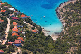 Potočnica - letecký pohled na apartmány a písečnou pláž, ostrov Pag, Chorvatsko