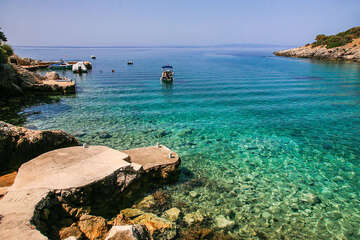 Potočnica - betonové plácky ke slunění, ostrov Pag, Chorvatsko