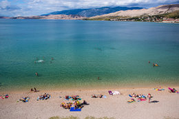 Pag - pláž ve městě, ostrov Pag, Chorvatsko