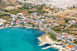 Dinjiška - letecký pohled, ostrov Pag, Chorvatsko