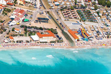Baška - tobogán a pláž Vela plaža - letecký pohled, ostrov Krk, Chorvatsko