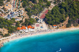 Baška - FKK pláž Bunculuka v severní části letoviska, ostrov Krk, Chorvatsko