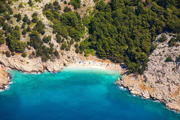 Baška - FKK pláž Jablanova (východně za Bunculukou), ostrov Krk, Chorvatsko