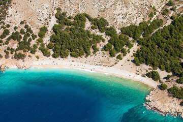 Baška - FKK pláž Vrženica (východně za Bunculukou), ostrov Krk, Chorvatsko