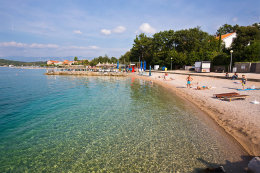 Njivice - pláže, ostrov Krk, Chorvatsko