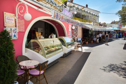 Njivice - pobřežní promenáda, ostrov Krk, Chorvatsko