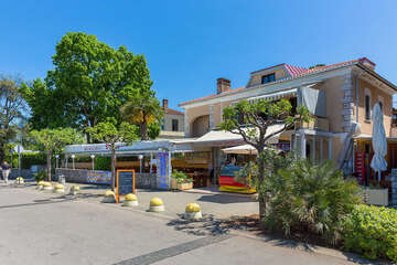 Njivice - pobřežní promenáda, ostrov Krk, Chorvatsko