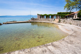 Njivice - pláže, ostrov Krk, Chorvatsko