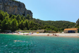 Pokrivenik - oblázková pláž, ostrov Hvar, Chorvatsko