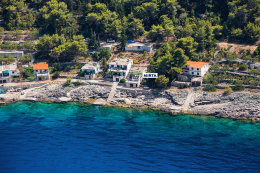 Ostrov Hvar - severní zátoka s apartmány Mirta, Chorvatsko