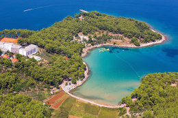 Jelsa - zátoka Mina s písečnou pláží - letecký pohled, ostrov Hvar, Chorvatsko
