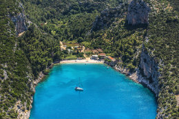 Pokrivenik - oblázková pláž, ostrov Hvar, Chorvatsko