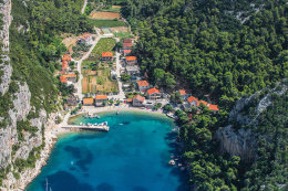 Vela Stiniva - letecký pohled, ostrov Hvar, Chorvatsko