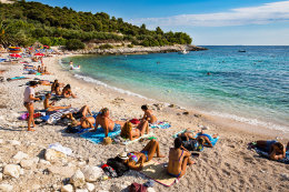 Hvar - oblázková pláž Pokonji Dol, ostrov Hvar, Chorvatsko