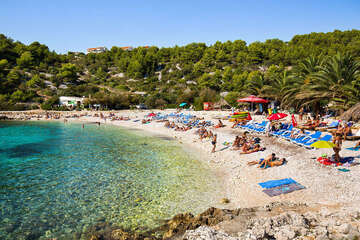 Hvar - oblázková pláž Pokonji Dol, ostrov Hvar, Chorvatsko