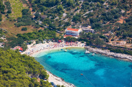 Hvar - oblázková pláž Pokonji Dol - letecký pohled, ostrov Hvar, Chorvatsko