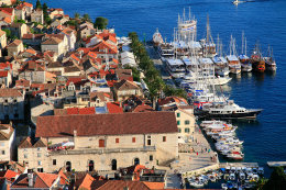 Hvar - pohled na město a přístav z pevnosti Španjol, ostrov Hvar, Chorvatsko