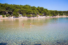 Jelsa - koupání v zátoce Mina, ostrov Hvar, Chorvatsko