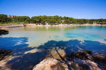 Jelsa - koupání v zátoce Mina, ostrov Hvar, Chorvatsko